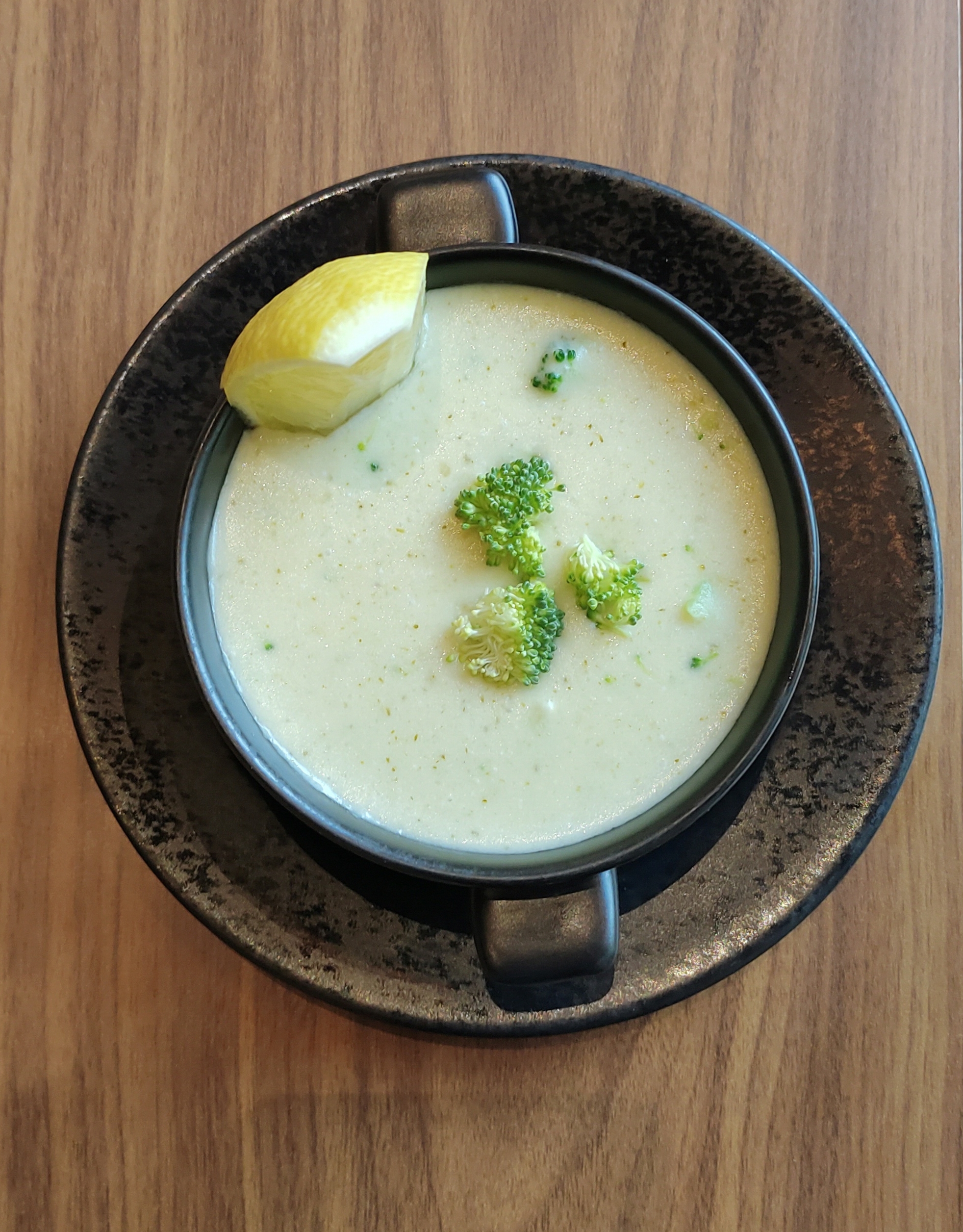 شوربت بروكلي مع الكريمه